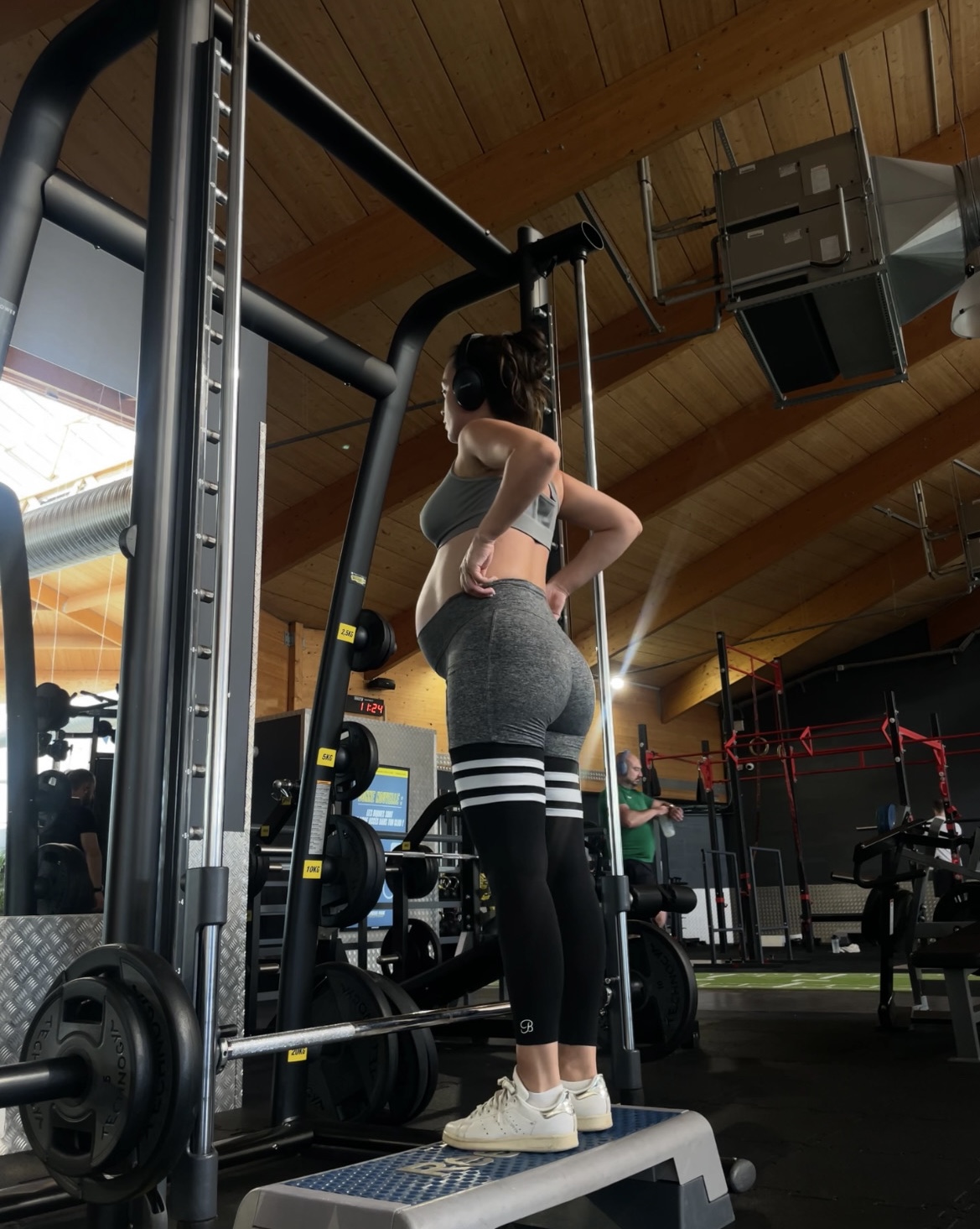 femme enceinte à la salle faisant une séance de sport